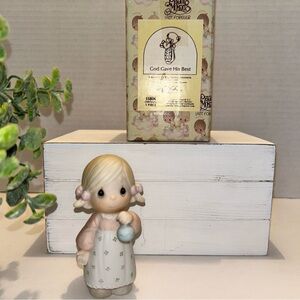 Precious Moments "God gave his best" Christmas Scene figurine